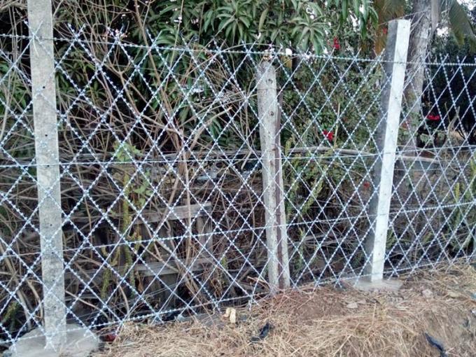 ενώνω στενά-ξυράφι-πλέγμα-φράκτης-αγρόκτημα