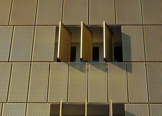 Επεκταθε'ν Sunshade μετάλλων προστατεύει το κτήριο από ισχυρό adumbral πιό breeziest φωτός του ήλιου