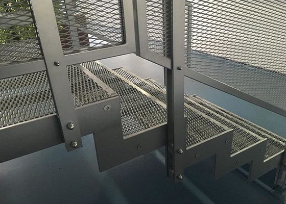 Το επεκταθε'ν βήμα σκαλοπατιών μετάλλων με την αντιολισθητική και υψηλή χωρητικότητα φορτίων παρέχει τη μεγάλη ασφάλεια για τους πεζούς που περπατούν στα σκαλοπάτια