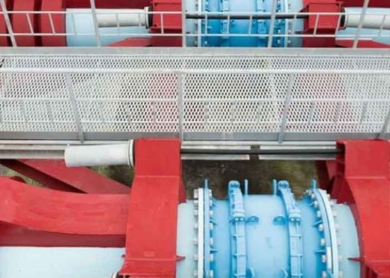 Το πλατύ μεταλλικό πεζοδρόμιο που καλύπτεται με σκόνη προσφέρει ένα ασφαλές πέρασμα για έργα κατασκευής