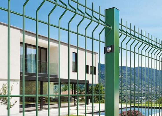 Ζεστό βουτηγμένο γαλβανισμένο 50 × 200mm 3D φράχτης ασφαλείας 4mm διάμετρος σύρματος με τετραγωνική στήλη