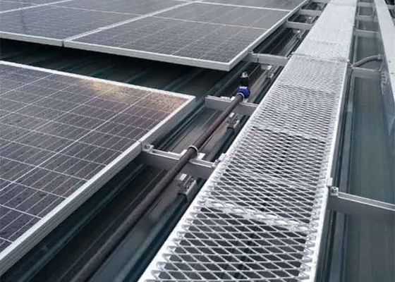 Το πλατύ μεταλλικό πεζοδρόμιο που καλύπτεται με σκόνη προσφέρει ένα ασφαλές πέρασμα για έργα κατασκευής