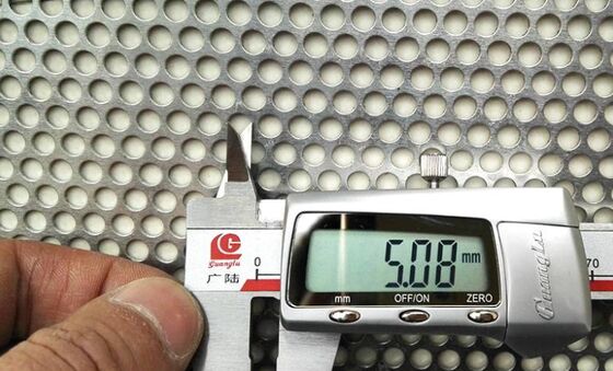 Εικόνα με διάτρητο σύρμα από μέταλλο με ακριβή κοπή ιδανική για ακουστικά πάνελ και συστήματα φιλτραρίσματος αέρα σε εμπορικά κτίρια